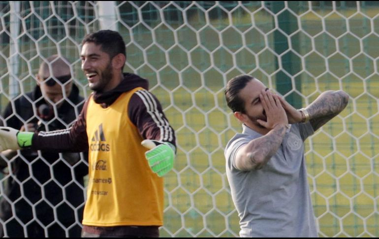 Maluma intentó meter un gol a Corona, aunque falló. EFE / Lavandeira