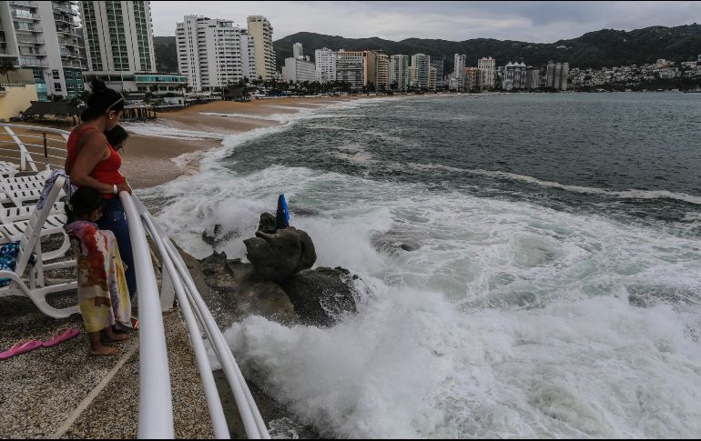 Debido al alto oleaje y al fuerte viento, el agua del mar invadió algunos lugares hasta 35 metros tierra adentro. EFE / D. Guzmán