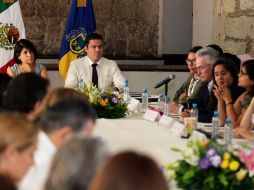 Aristóteles Sandoval y otros funcionarios asistieron a la décima sexta sesión ordinaria del Consejo Estatal para prevenir, atender y erradicar la violencia contra las mujeres. ESPECIAL / ARISTÓTELES SANDOVAL