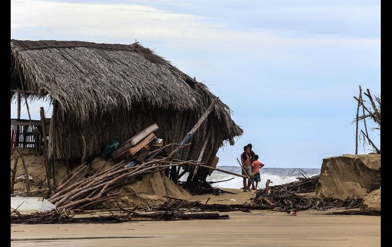 La capitanía del Puerto Acapulco informó que este martes se reabrió a la navegación menor al anticiparse una mejoría en las condiciones climatológicas debido al desplazamiento del ciclón hacia el noroeste del país. EFE/D. Guzmán