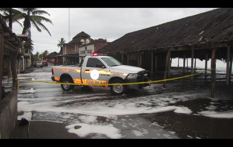 Autoridades de Colina informaron que ante el incremento del oleaje en la Playa del Paraíso, en el municipio de Armería, fueron desalojadas de manera preventiva seis familias. NTX/ESPECIAL