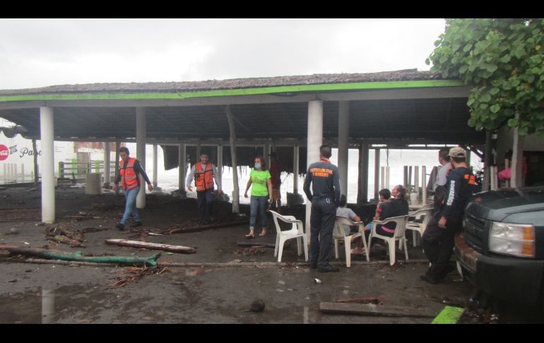 Los efectos en la costa de Colima. NTX/ESPECIAL