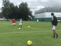 Durante el primer entrenamiento oficial del estratega sudamericano, estuvieron presentes todos los jugadores del actual plantel. TWITTER / @Chivas