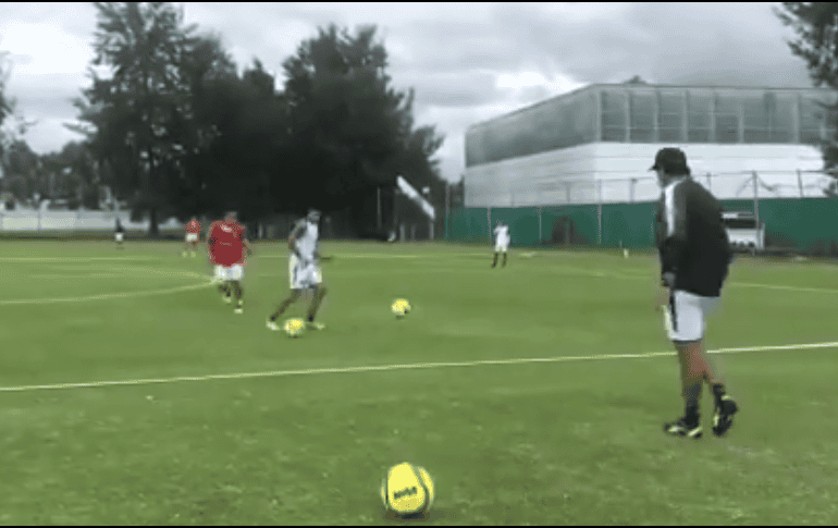 Durante el primer entrenamiento oficial del estratega sudamericano, estuvieron presentes todos los jugadores del actual plantel. TWITTER / @Chivas