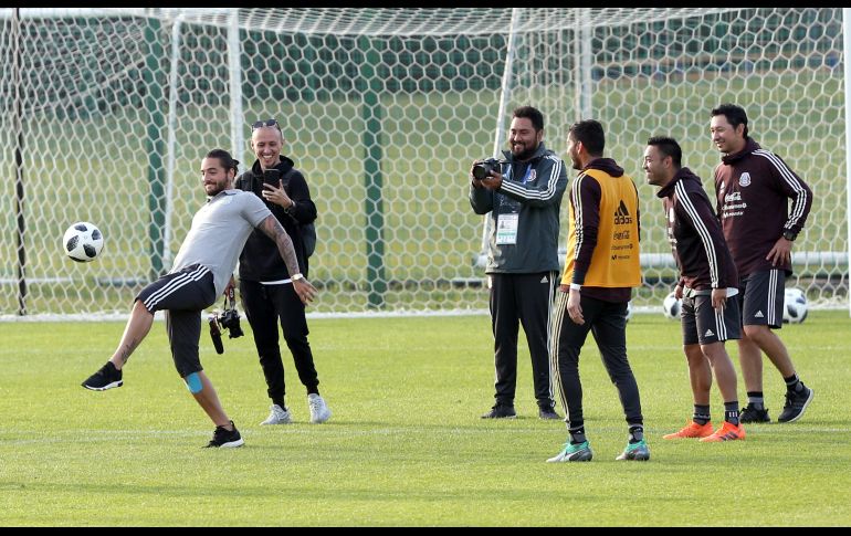 El cantante Maluma visita el entrenamiento de la Selección Mexicana de futbol en las instalaciones de Strogino, en Moscú, previo al partido ante Alemania en el marco del Mundial Rusia 2018. NTX/J. Arciga