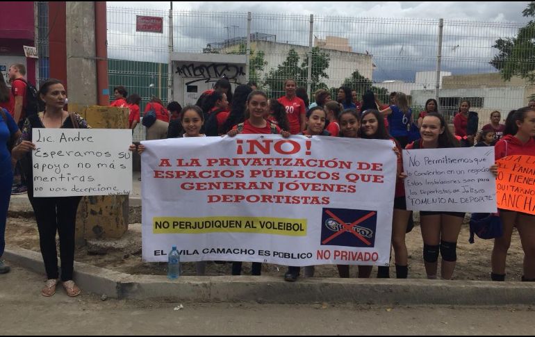 Los manifestantes señalan que la situación es lamentable ya que los deportistas jóvenes se quedarían sin un lugar donde practicar el deporte. ESPECIAL