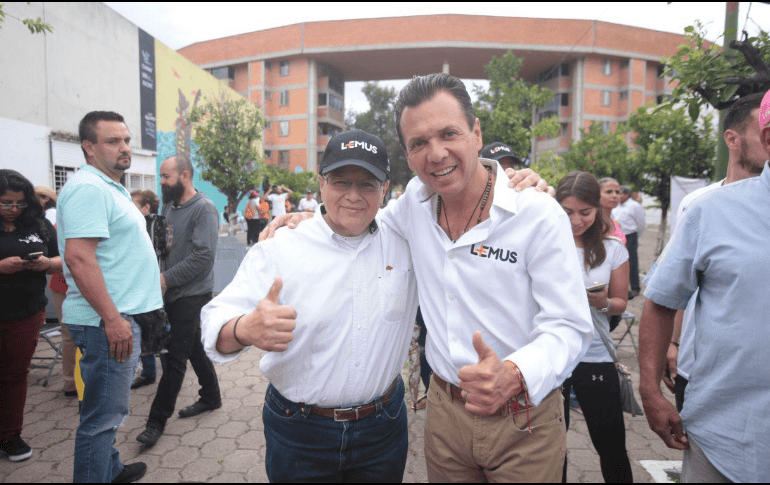 En la Unidad Fovissste, Lemus invitó a los ciudadanos a elegir las cinco vialidades prioritarias de la colonia para su reencarpetamiento. TWITTER / @PabloLemusN