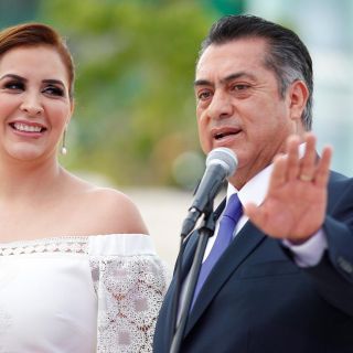 Regañan al “Bronco” por sacar celular en Debate Presidencial  