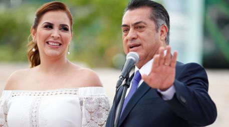 La periodista precisó que estaba prohibido revisar el teléfono durante el Debate Presidencial. NTX/ J. Pazos