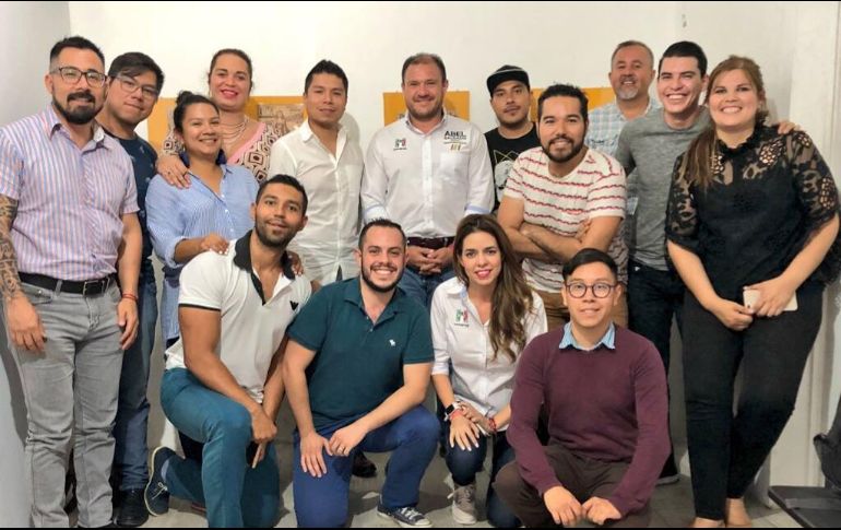 Codise entregó a Salgado un documento que sintetiza 78 peticiones que el candidato se comprometió a analizar para convertirlos en propuestas concretas. TWITTER / @luisigg