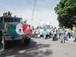 Reconocimiento. Guatemaltecos aplauden la llegada de brigadistas mexicanos para apoyar en las labores de rescate. EFE
