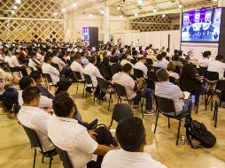 Ciudadanos observan el tercer debate presidencial en las pantallas colocadas en el Centro de Convenciones Siglo XXI, en Mérida. NTX/J. Pazos