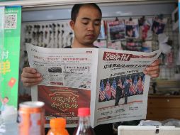 Un ciudadano ojea un periódico que lleva en su portada la histórica reunión entre el presidente de EU, Donald J. Trump., y el líder norcoreano, Kim Jong-un, en Singapur. EFE/W. Hong
