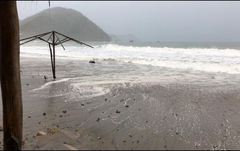 El sistema originará rachas de viento de 50 a 70 kilómetros por hora y oleaje elevado de hasta tres metros en las costas de Jalisco y Colima. NTX