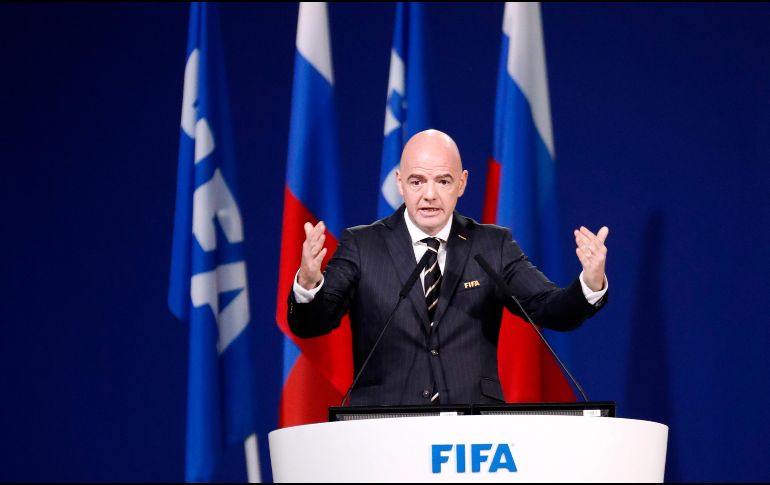 El mandatario del futbol mundial destaca la pasión del futbol que se vive en México, y recuerda que ahí realizó su primer congreso como presidente de la FIFA. EFE / S. Chirikov