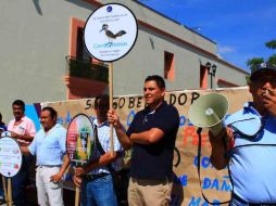 A la protesta también se integraron personas que habitan en el Barrio de Xochimilco, quienes denunciaron el derribo de arbolado en la construcción de una tienda de autoservicio. ESPECIAL