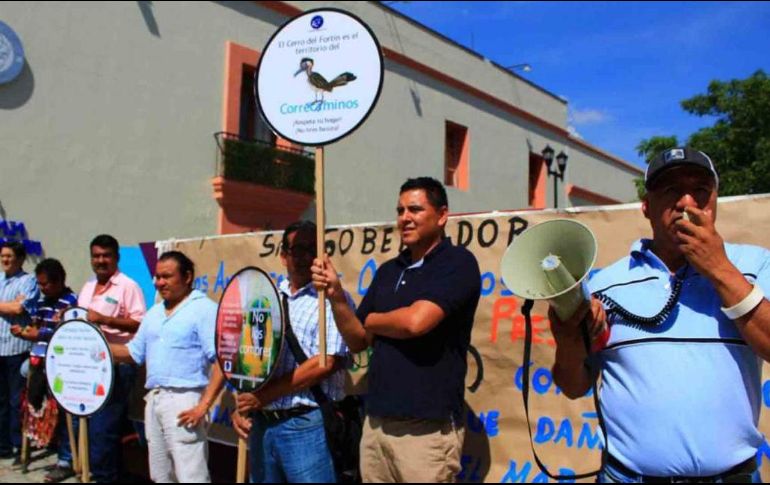 A la protesta también se integraron personas que habitan en el Barrio de Xochimilco, quienes denunciaron el derribo de arbolado en la construcción de una tienda de autoservicio. ESPECIAL