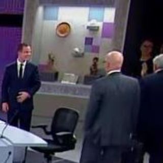 AMLO se despide de mano tras debate, excepto de Anaya