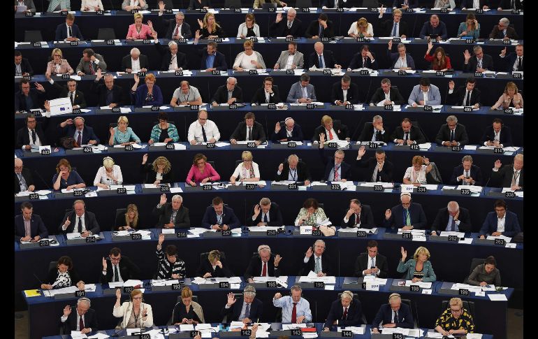 Integrantes del Parlamento Europeo participan en una sesión de voto en Estrasburgo, Francia. AFP/F. Florin