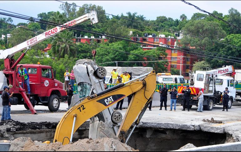 El pasado 12 de julio de 2017 un socavón sorprendió en el Paso Exprés; en consecuencia dos personas murieron. EFE / ARCHIVO