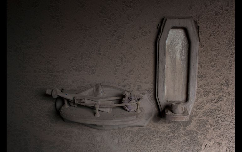 Un tubo de pasta y un cepillo dental en un baño.