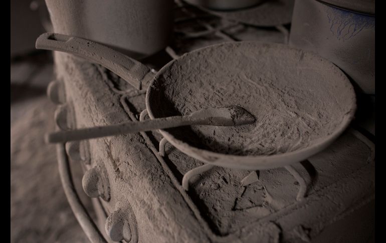 Un sartén y una cuchara quedaron sobre una estufa.