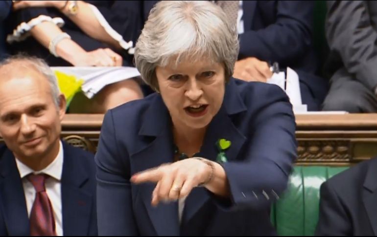 La primera ministra cuenta con una pequeña mayoría parlamentaria gracias al apoyo de los diputados unionistas norirlandeses del DUP. AFP / ESPECIAL