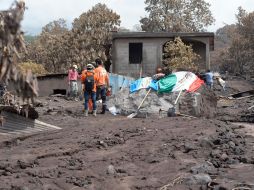 Las patrullas de socorristas y vecinos encontraron este miércoles restos que podrían pertenecer a cuatro cuerpos, pero por la tarde abandonaron las labores ante la amenaza de las lluvias. EFE / R. Pardo