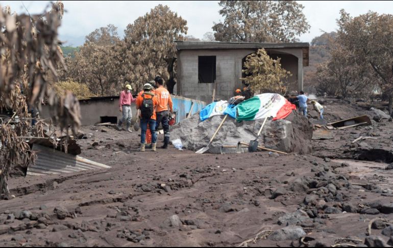Las patrullas de socorristas y vecinos encontraron este miércoles restos que podrían pertenecer a cuatro cuerpos, pero por la tarde abandonaron las labores ante la amenaza de las lluvias. EFE / R. Pardo