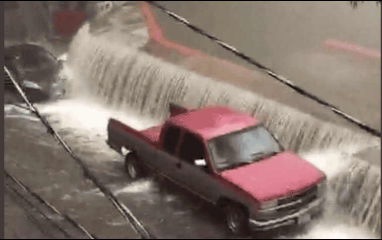 Cuerpos de seguridad y emergencia se encuentran en la zona para atender la contingencia. TWITTER / @PC_GTO