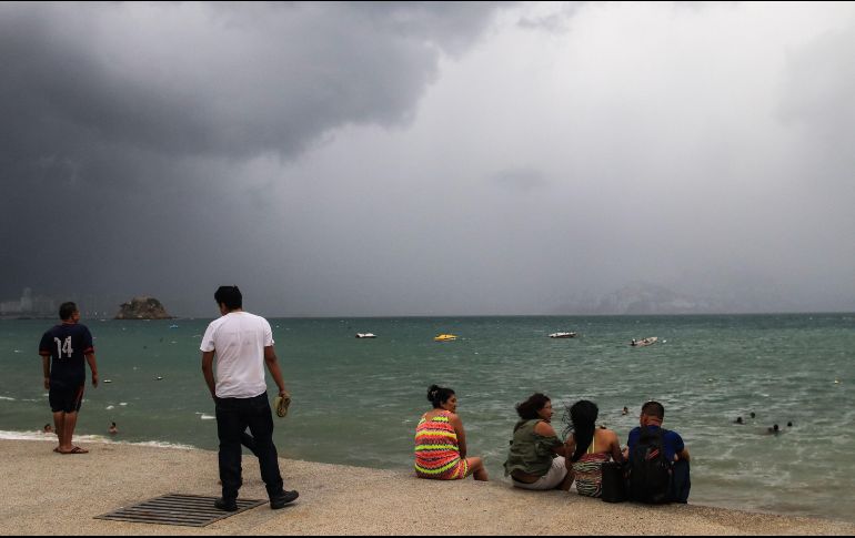 El Meteorológico Nacional recomendó a la población en general extremar precauciones por lluvias, viento y oleaje. EFE/D. Guzmán
