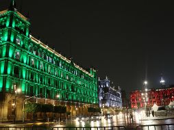 Paseantes pudieron apreciar el verde, blanco y rojo, los colores de la bandera del país, a pesar de la lluvia. EFE/Gobierno de la Ciudad de México
