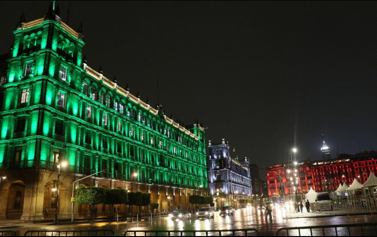 Paseantes pudieron apreciar el verde, blanco y rojo, los colores de la bandera del país, a pesar de la lluvia. EFE/Gobierno de la Ciudad de México