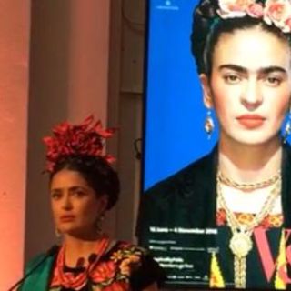 Salma Hayek luce traje de Tehuana en muestra de Frida Kahlo