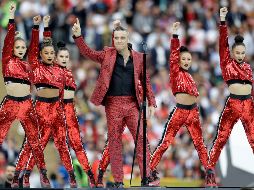 La estrella del pop británico Robbie Williams fue el encargado de animar la fiesta futbolera. AP / M. Schrader