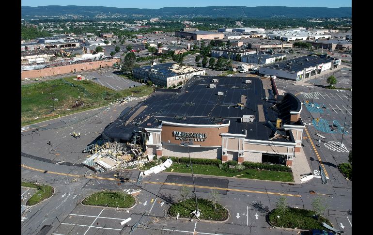 Imagen aérea de tiendas dañadas. Fuertes vientos azotaron anoche el poblado en el estado de Pensilvania, en el noreste del país.