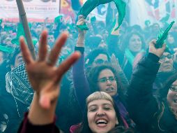 Mujeres argentinas celebran la aprobación de la legalización del aborto, aunque el debate continuará en el Senado. AFP / E. Abramovich