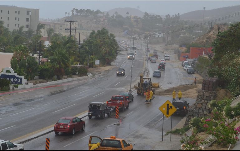 Autoridades realizan acciones preventivas con los habitantes de las zonas que están consideradas como susceptibles por el huracán.  EFE/ J. Castañeda