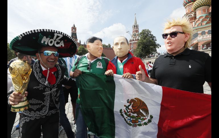 Un grupo de fans mexicanos se pasea por el centro de Moscú con máscaras del líder norcoreano Kim Jong-un, el presidente ruso Vladimir Putin y el mandatario estadounidense Donald Trump. EFE/EPA/M. Shipenkov