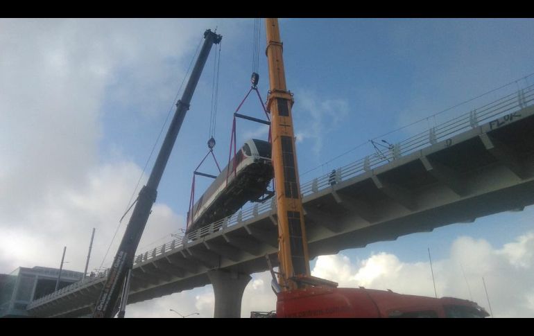 Los vagones fueron elevados con grúas. TWITTER@SITEURJAL
