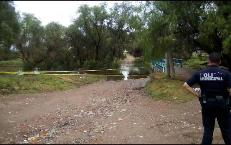 Al llegar al punto, los oficiales del destacamento Pocitos escucharon el llamado de auxilio de la conductora al volante, que protegía a su hijo. TWITTER / @SSPMAgs