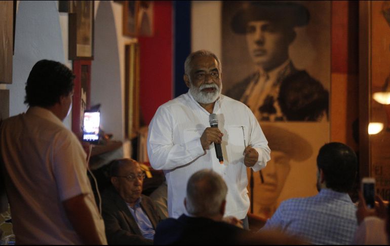 Baruqui fue homenajeado por Saúl Vargas Lopez y Nadim Ali Modad, otra figura del periodismo taurino. EL INFORMADOR /  G. Gallo