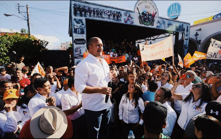 Alfaro invitó a la secretaria del Sindicato del DIF Guadalajara a participar en la revisión de los fondos de inversión del Ipejal. FACEBOOK / Enrique Alfaro Ramírez