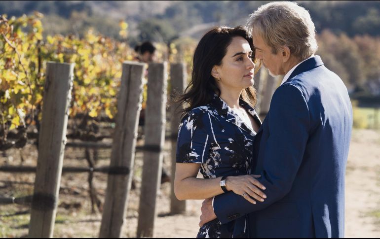 Fotograma. Ana de la Reguera como “Marisol Silva” y el actor estadounidense Billy Bob Thornton como “Billy McBride”, durante una escena de la serie “Goliath”. ESPECIAL