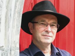 El escritor irlandés Mike McCormack obtuvo 100 mil euros por su novela “Solar Bones”. ESPECIAL