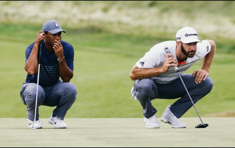 Dustin Johnson (der.) es uno de cuatro jugadores que lideran el US Open tras su ronda inaugural. Por su parte, Tiger Woods (izq.) está a nueve golpes de los punteros. AP/S. Wenig