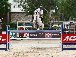 A lomos de “Zeitlos” Juan Manuel Luzardo conquistó la prueba libre con obstáculos a 1.30 metros de altura. EL INFORMADOR/G. Gallo