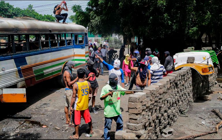 Denuncian que paramilitares y turbas progubernamentales atacaron las barricadas de los manifestantes. AFP/I. Ocon