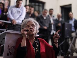 Elena Poniatowska habla ante los medios durante la ceremonia de inauguración. 