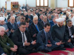 El presidente sirio, Bachar al Asad (c) asiste a los rezos del Eid-al Fitr en la mezquita al-Sayydah Khadija en Tartús. EFE/SANA